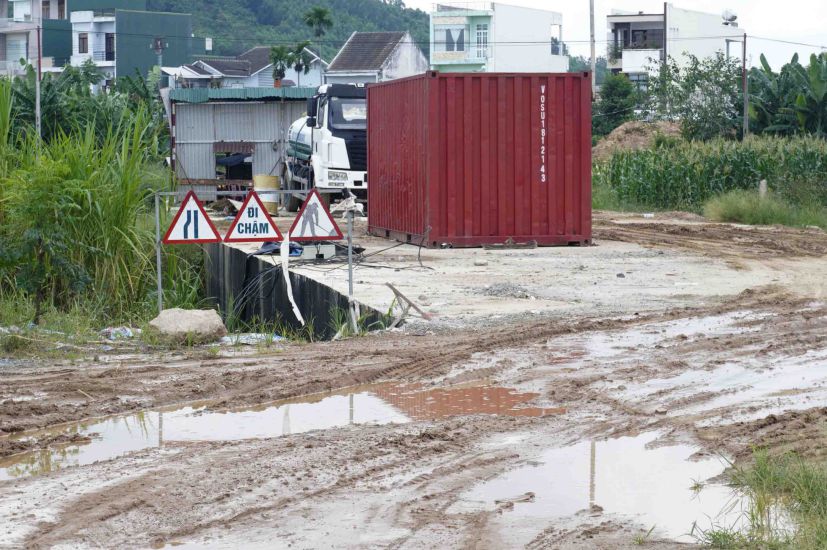 Tien do thi cong du an duong Hoang Sa - Doc Soi cham tre do dien tich mat bang ban giao con thap, chua lien mach. Hien nay, nha thau chu yeu trien khai thi cong tai cac vi tri cau, cong ngang. Anh: Vien Nguyen