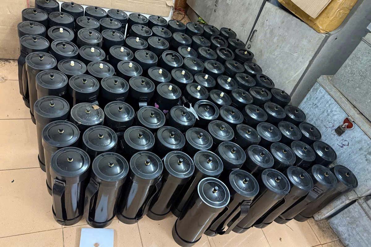 Hơn 600 bình nghi chứa khí cười. Ảnh: Công an Quảng Ninh