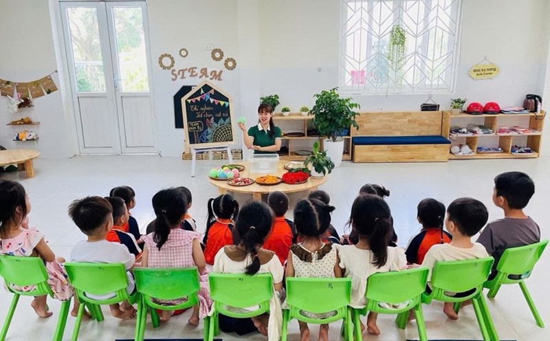 A lesson of her and her students at Mai Lam Kindergarten (Dong Anh commune, Hanoi). Photo: Phuong Anh