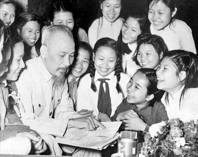 Students of Trung Vuong High School (Hanoi) came to congratulate President Ho Chi Minh's birthday (May 19, 1956). Photo: VNA
