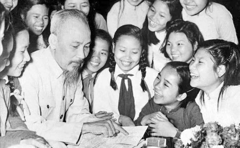Students of Trung Vuong High School (Hanoi) came to congratulate President Ho Chi Minh's birthday (May 19, 1956). Photo: VNA