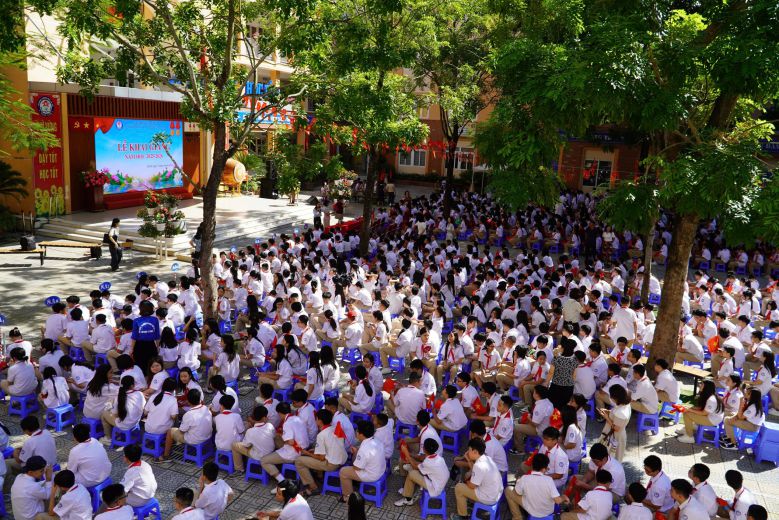 Hoc sinh Truong THCS Ngoc Lam phuong Bo De, tap luyen cho le khai giang nam hoc moi. Anh: Van Trang