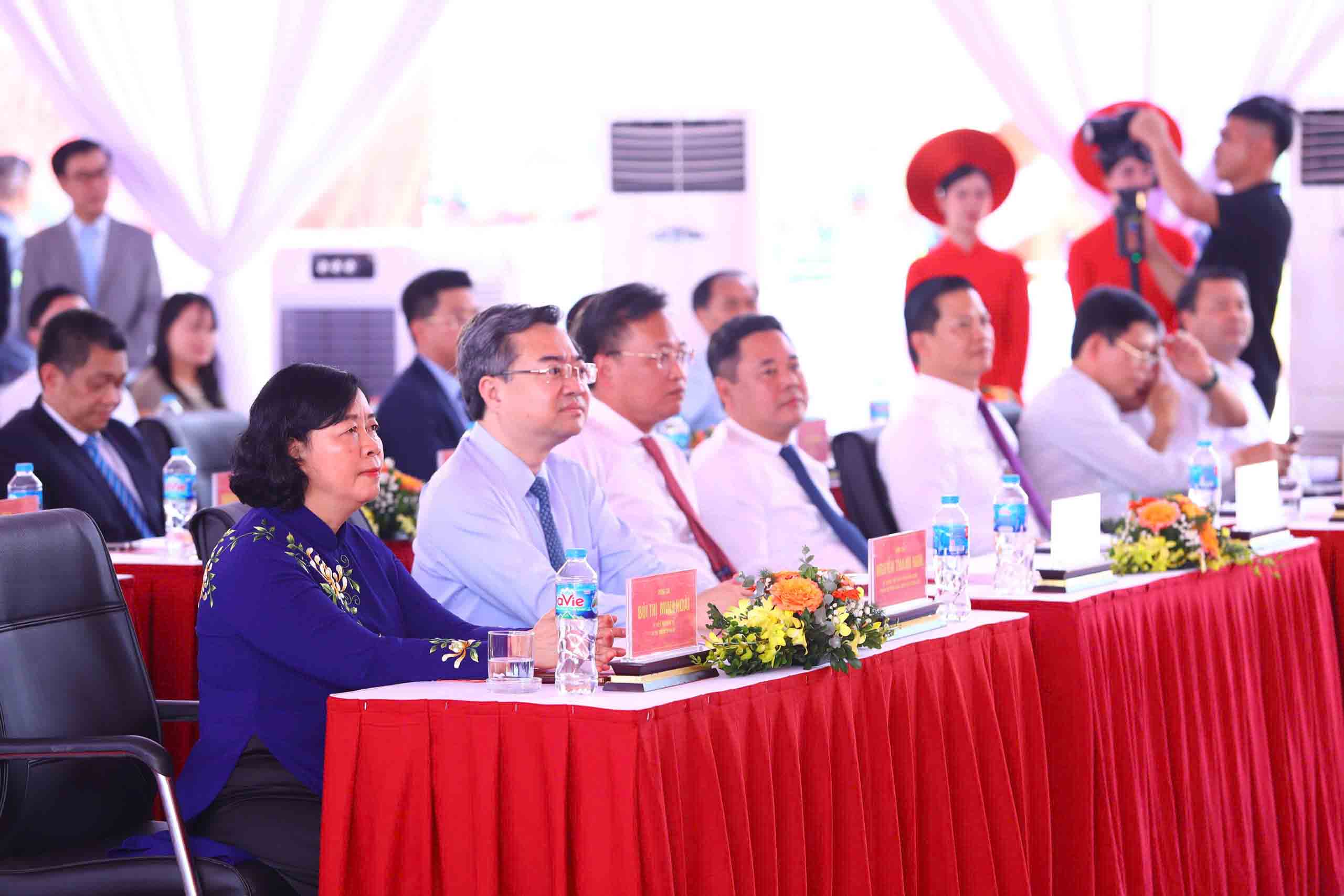 Cac dai bieu tham du le khoi cong. Anh: Le Khanh 