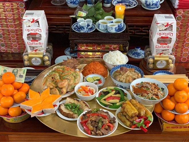 Suggestions for the offering tray for the full moon of the 7th lunar month in the house. Photo: Tung Do