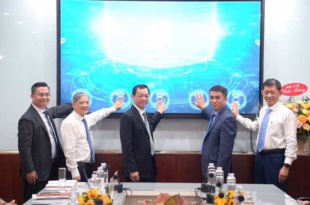 Representatives of the Ministry of Health and Cho Ray Hospital announced the implementation of electronic medical records. Photo: BVCC