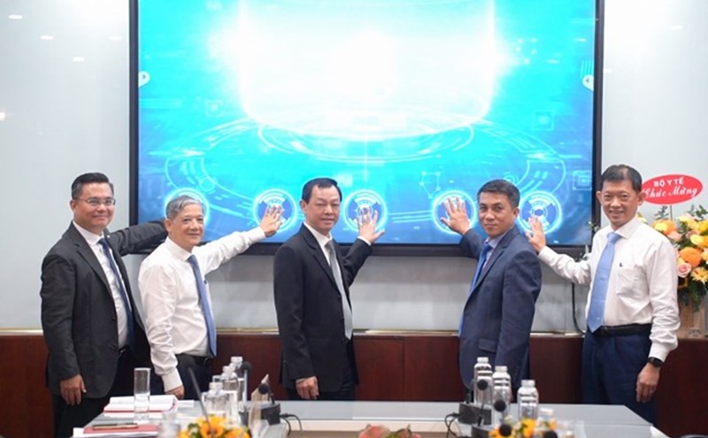 Representatives of the Ministry of Health and Cho Ray Hospital announced the implementation of electronic medical records. Photo: BVCC