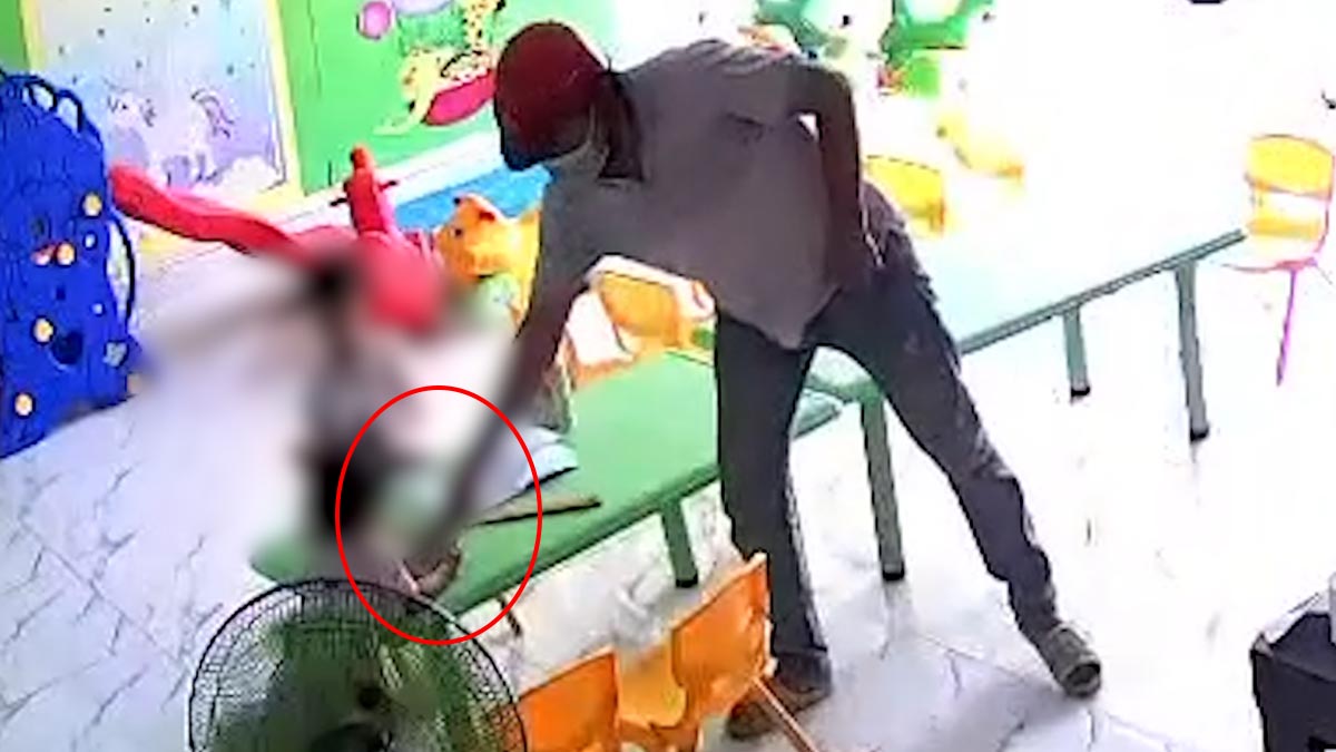 눈죽을 사는 척하며 호치민시에서 3세 여아에게서 휴대폰을 빼앗은 남자. 사진: Dong Hoang