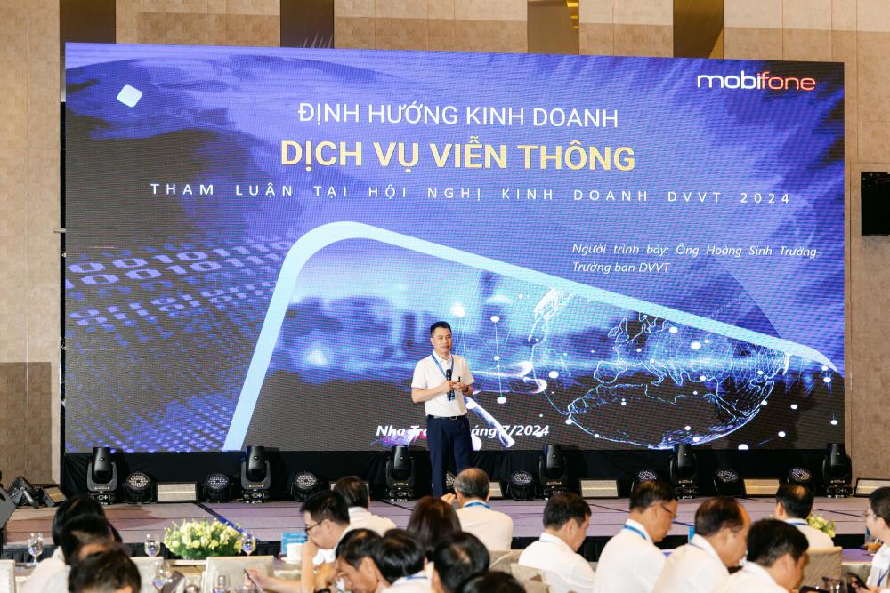 Ong Hoang Sinh Truong thuyet trinh tai mot su kien cua cong ty. Ong cho rang sang kien khong can bat dau tu dieu lon lao ma chinh tu viec quan sat thuc te. Anh: Hoang Sinh Truong