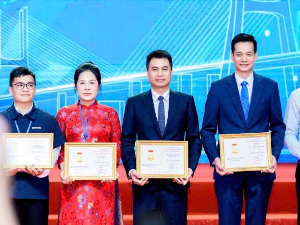 M. Hoang Sinh Truong (deuxieme a partir de la droite) reçoit un certificat de travail creatif de la Confederation generale du travail du Vietnam le 15 août 2025. Photo : Hoang Sinh Truong