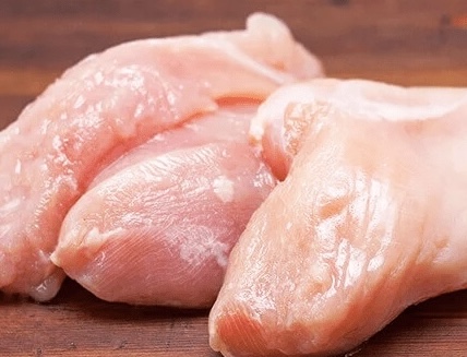 Chicken breast is a source of lean protein recommended for lunch to reduce visceral fat. Photo: Kieu Vu