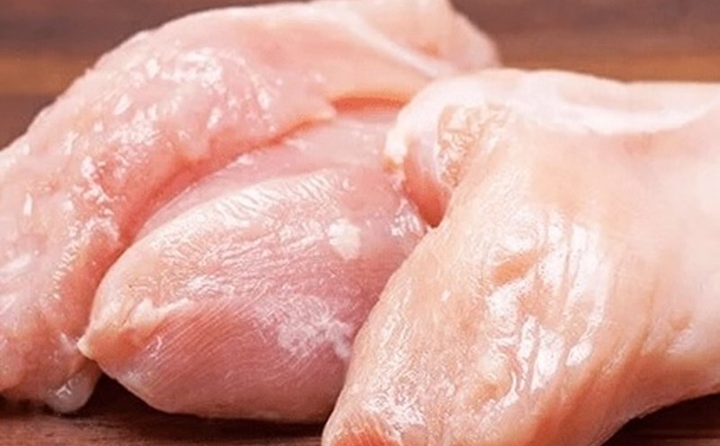 Chicken breast is a source of lean protein recommended for lunch to reduce visceral fat. Photo: Kieu Vu