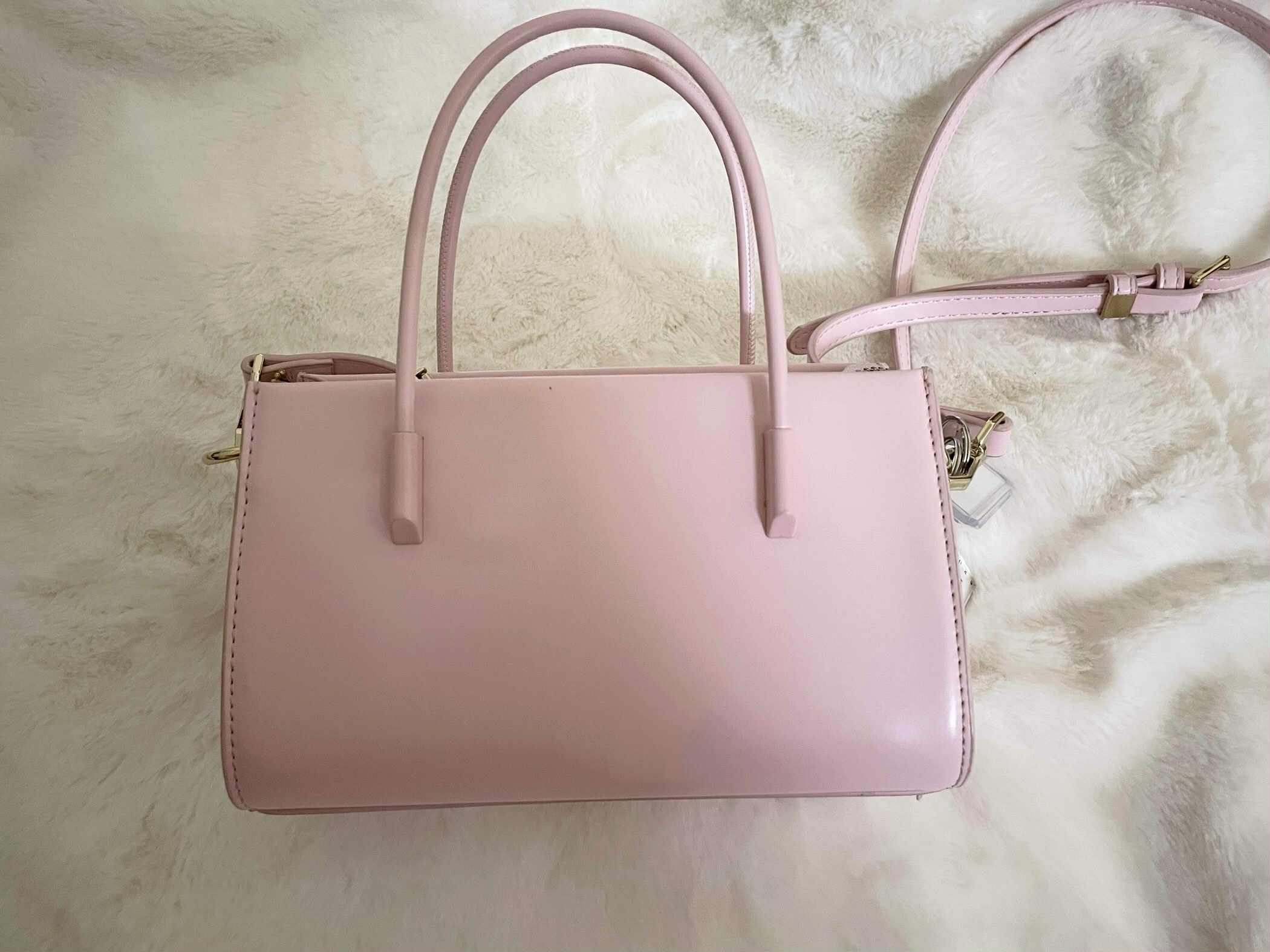 Properly cleaning the leather handbag will help the bag stay bright and durable. Photo: Mai Huong