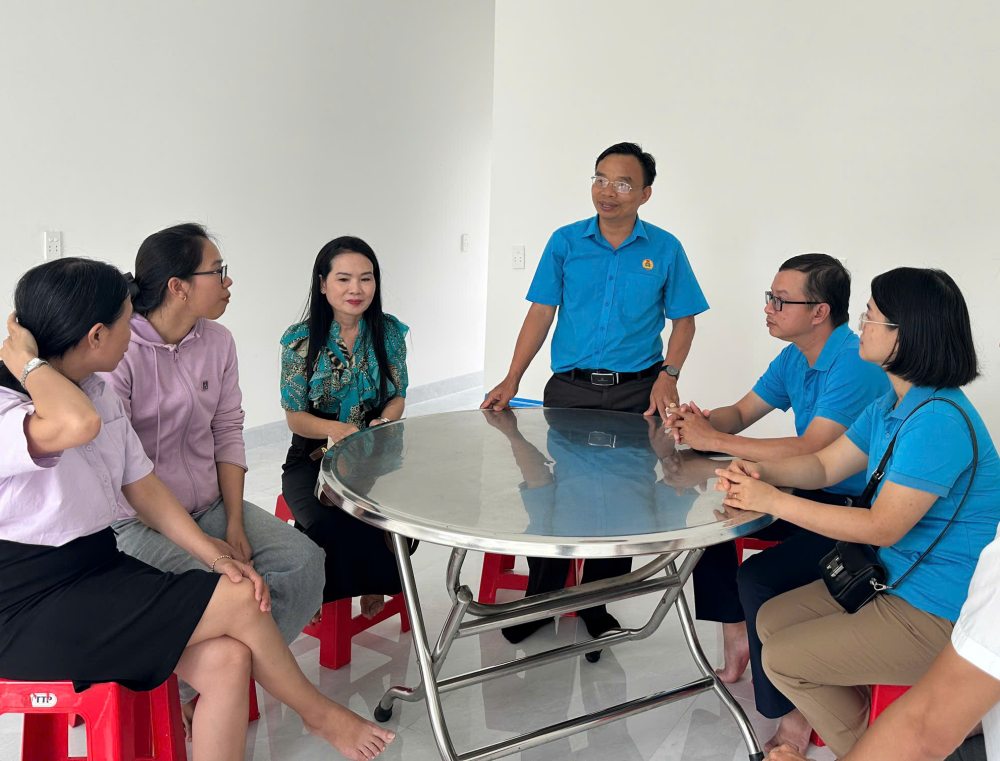 Lien doan Lao dong tinh Dak Lak den tham hoi, dong vien, trao qua ho tro gia dinh doan vien hoan canh kho khan, co y thuc vuon len trong cuoc song. Anh: Le Duyen