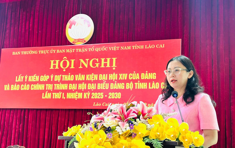 Ba Giang Thi Dung – Pho Bi thu Tinh uy, Chu tich Uy ban MTTQ Viet Nam tinh Lao Cai phat bieu chi dao hoi nghi. Anh: Mat tran Lao Cai 