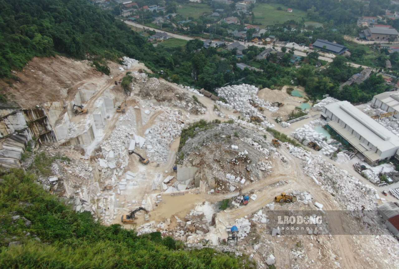 Khu vực khai thác nằm gần khu dân cư sinh sống. Ảnh: Văn Đức.