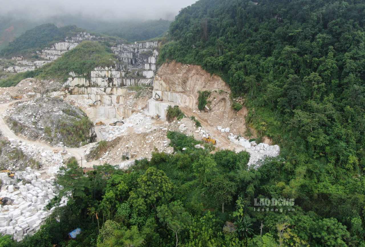 Vị trí khai thác ngay sau nhà dân, nguy cơ sạt trượt khi mưa lớn hiện hữu. Ảnh: Văn Đức.