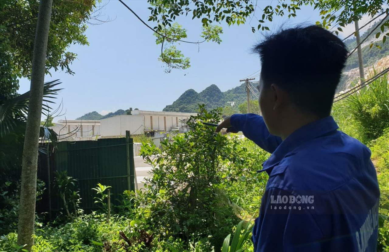 Quá trình khai thác, tập kết khiến cuộc sống người dân đảo lộn. Ảnh: Văn Đức.