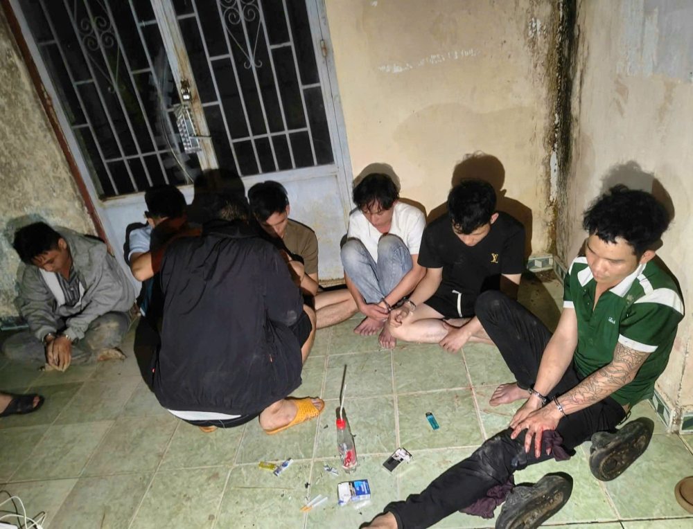 Cong an xa Da Teh bat qua tang nhom doi tuong su dung trai phep chat ma tuy. Anh: Lam Hong