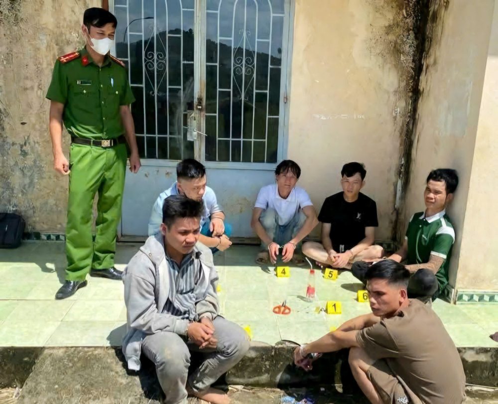 Tai hien truong, co quan cong an cung thu giu 1 bo dung cu dung su dung ma tuy. Anh: Lam Hong