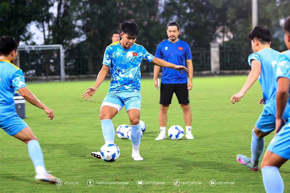 Pham Ly Duc cung U23 Viet Nam huong den ket qua tot truoc U23 Singapore. Anh: VFF