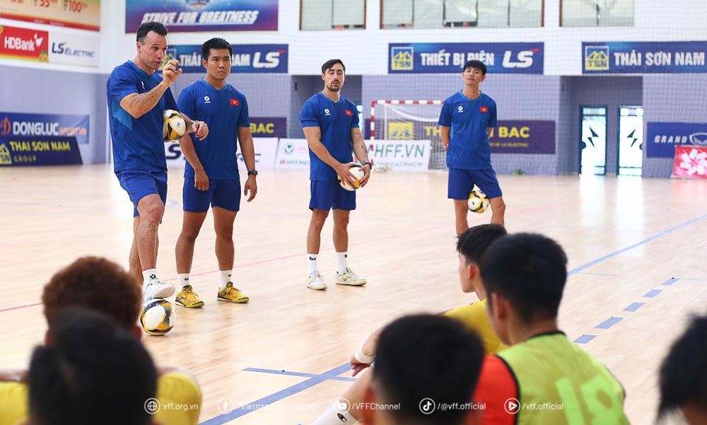 Tuyen futsal Viet Nam chuan bi rut gon danh sach doi hinh. Anh: VFF