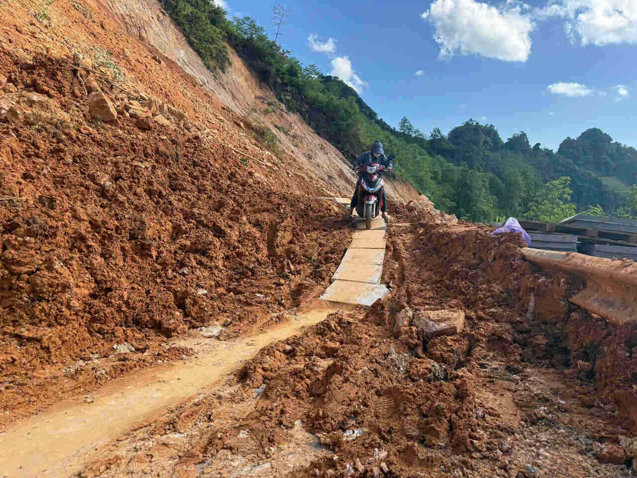 La route menant a Cao Son - une commune de haute montagne de la province de Phu Tho se degrade ce qui rend les deplacements des habitants toujours potentiellement dangereux surtout pendant les jours de pluie et de tempete. Photo : Minh Nguyen