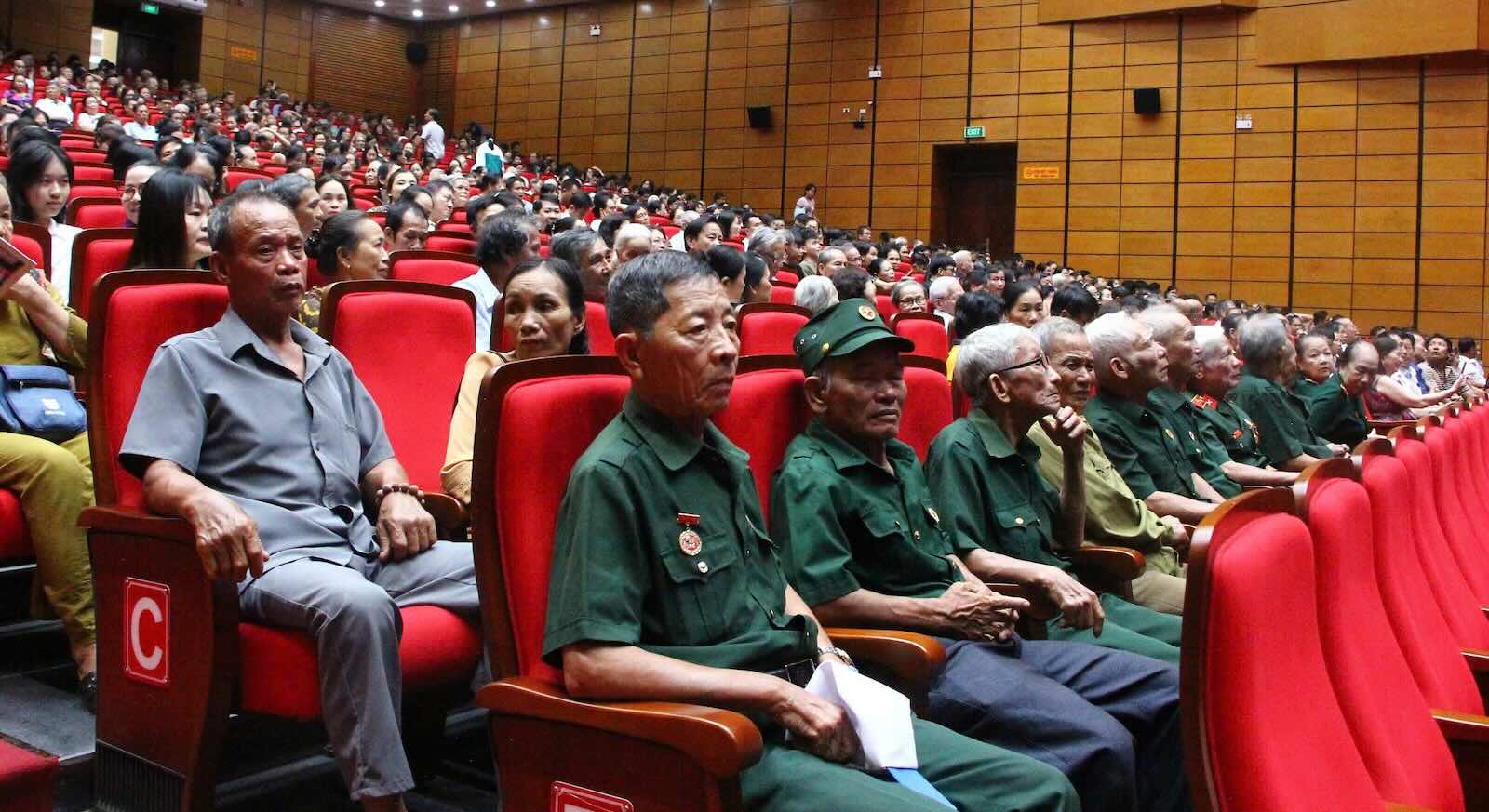 Many veterans came to watch the movie "Red Rain" in Dong Hoi Ward, Quang Tri Province. Photo: Van Thanh
