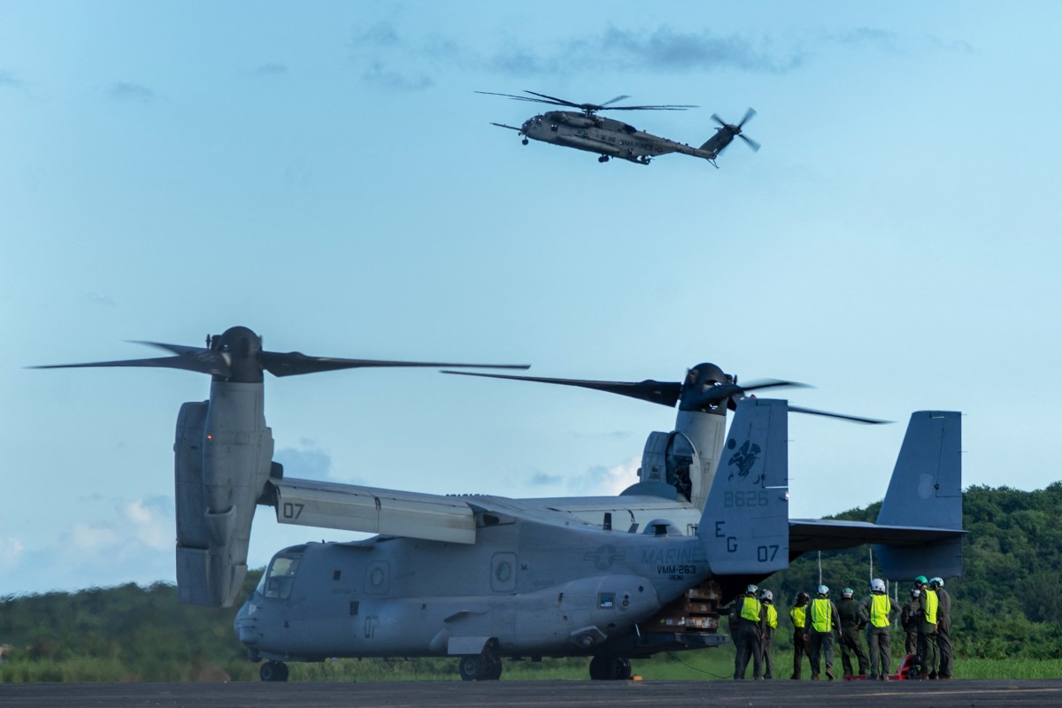 V-22 오스프리 항공기와 시코르스키 CH-53K 킹 스탤리온 헬리콥터가 2025년 9월 1일 미국 세이바의 루즈벨트 로드 브리지에 있는 옛 해군 기지인 호세 아폰테 데 라 토레 비행장의 모습입니다