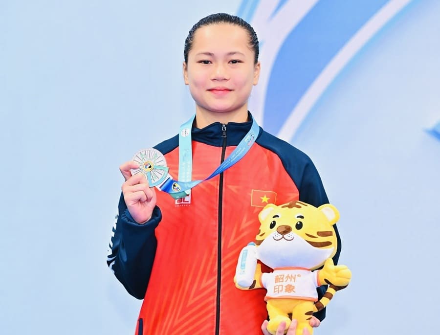 가라테 선수 퀸 아잉이 대회에서 은메달을 획득했습니다. 사진: AKF 아시아 가라테 연맹