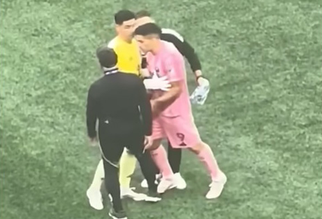 루이스 수아레스의 보기 흉한 행동으로 인해 그는 무거운 징계를 받았습니다. 사진: 비디오 캡처