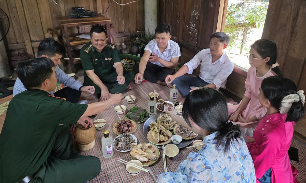 Van Kieu people offer new rice to harvest the crop early to avoid floods. Photo: Dinh Tien