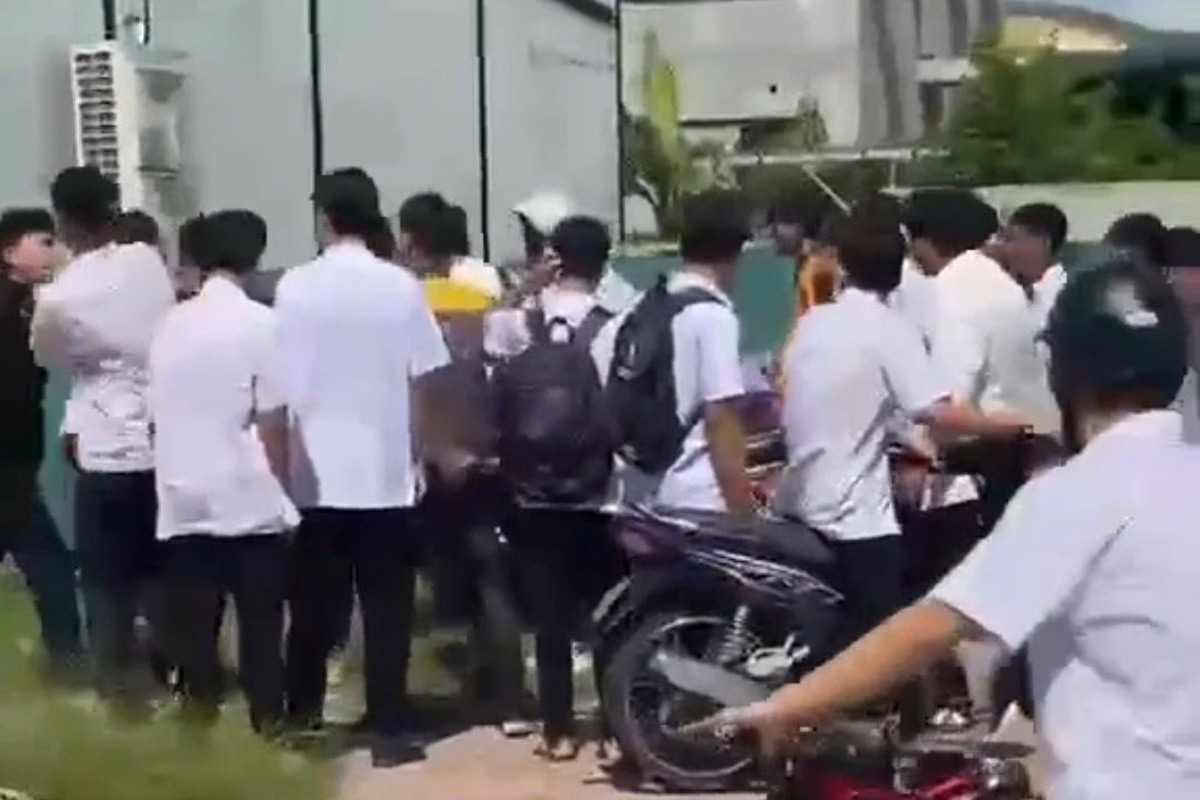 More than 10 young men surrounded and forced the victim into the fence at the gate of Vietnam - Korea Quang Ninh College. Photo: Provided by the people