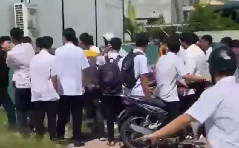 More than 10 young men surrounded and forced the victim into the fence at the gate of Vietnam - Korea Quang Ninh College. Photo: Provided by the people