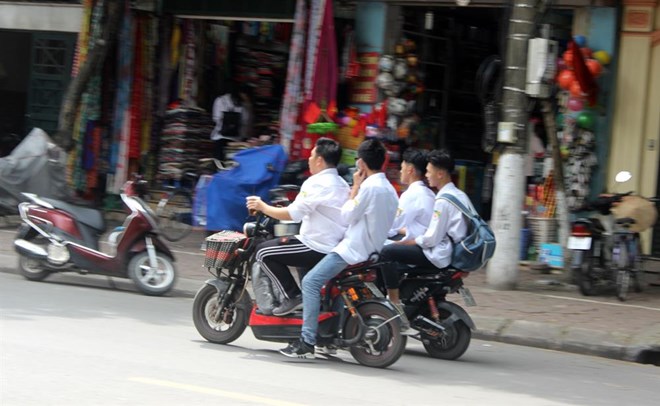 Hà Nội siết chặt quản lý học sinh đi xe máy, xe đạp điện. Ảnh: Trần Vương