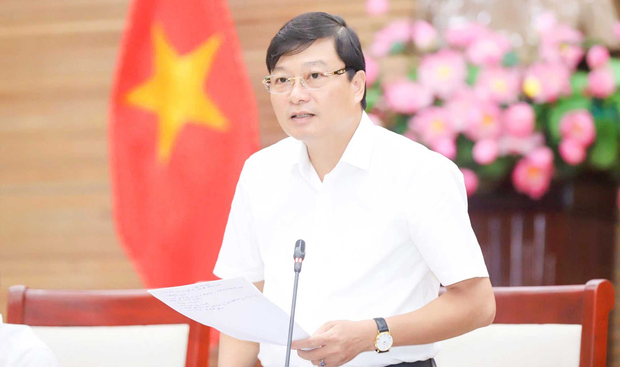 Chairman of Nghe An Provincial People's Committee Le Hong Vinh requested to remove bottlenecks in the operation of the two-level local government. Photo: Kim Oanh