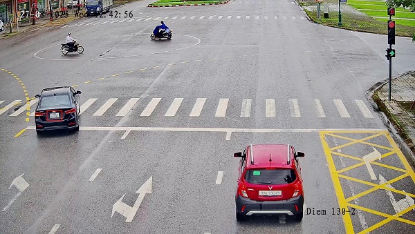 De nombreux proprietaires de voitures ont ete sanctionnes pour depassement du feu rouge. Photo : Police de Bac Ninh