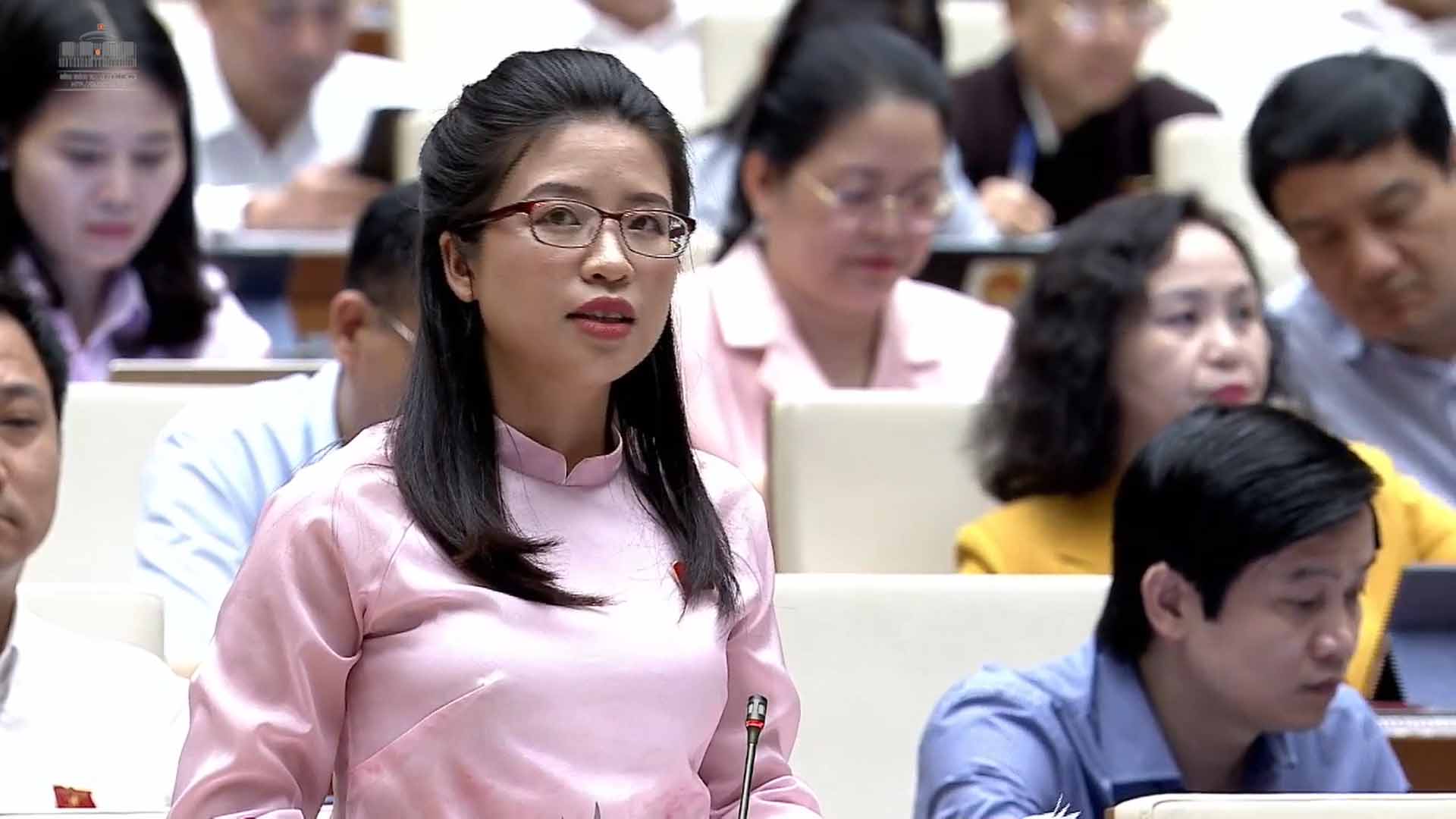 Bà Nguyễn Thị Hà - Giáo viên Trường Trung học phổ thông Hàn Thuyên, tỉnh Bắc Ninh, Đại biểu Quốc hội khóa XV tỉnh Bắc Ninh. Ảnh: Quochoi.vn