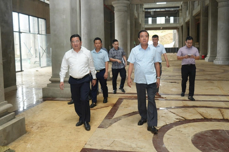 Lanh dao phuong Sa Pa kiem tra tru so hanh chinh moi. Anh: Le Hung
