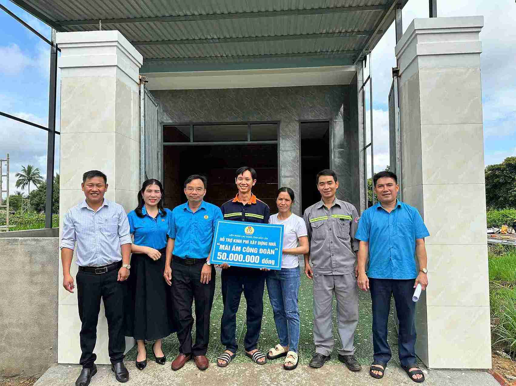 닥락(Dak Lak)성 노동총연맹은 각 부서와 함께 레 반 뚜언(Le Van Tuan) 노동자에게 106 노동조합의 따뜻한 보금자리 건설 자금 지원 명판을 전달했습니다. 사진: 레 주옌(Le Duyen)
