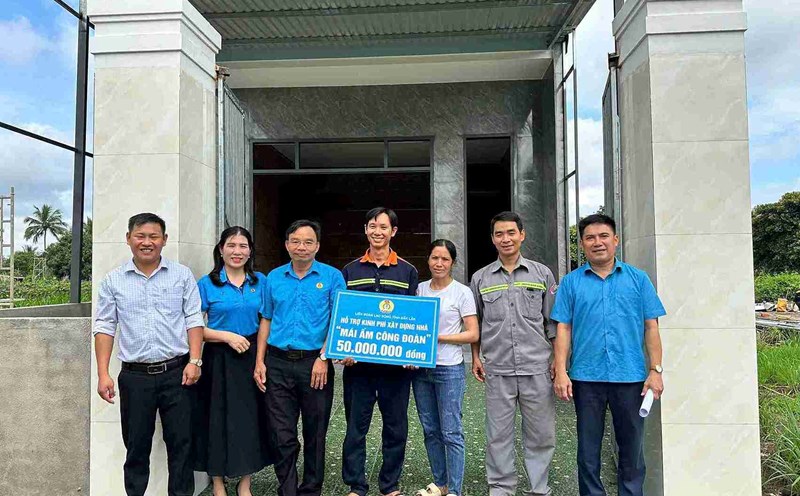 The Dak Lak Provincial Federation of Labor and other units presented a plaque to support the construction of a "Union Shelter" for worker Le Van Tuan. Photo: Le Duyen