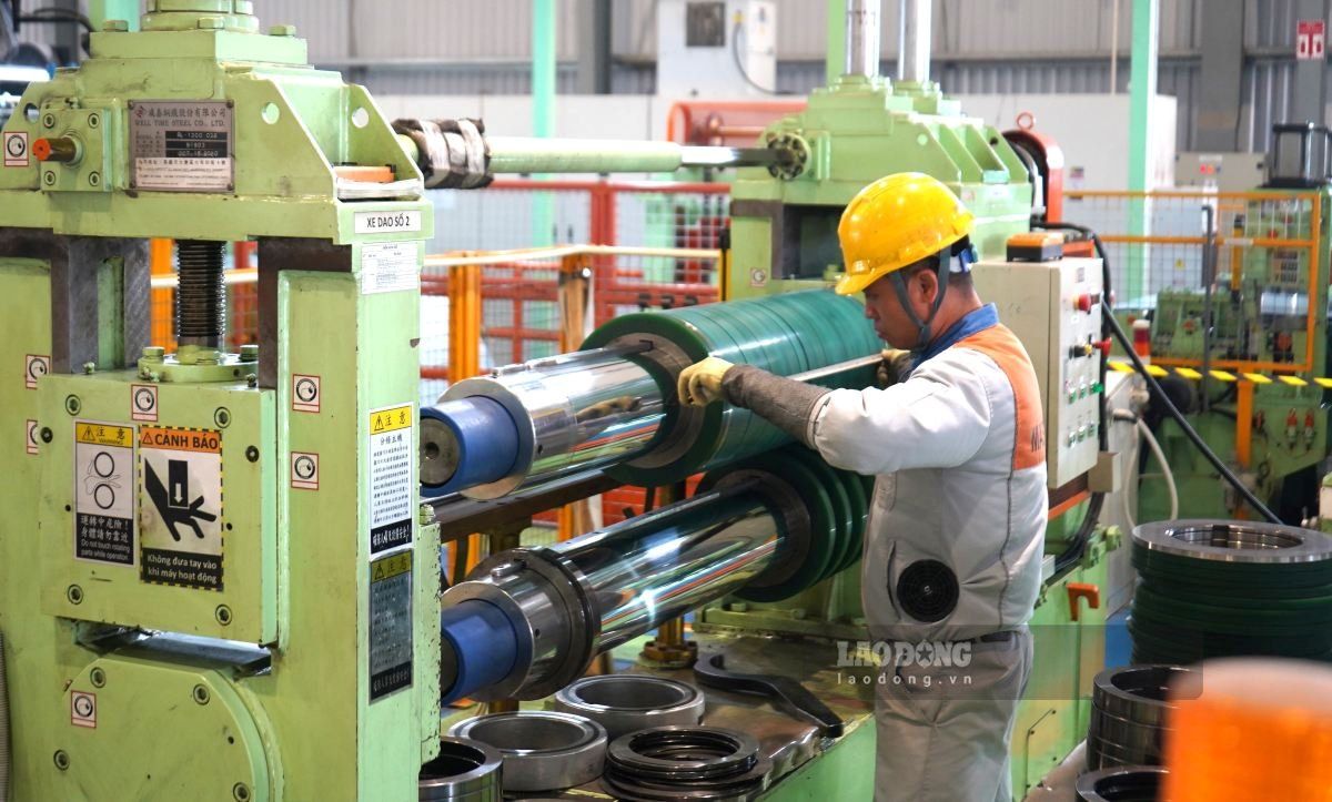 생산 교대 근무 중인 하이퐁 VSIP 밀라 산업 단지 노동자. 사진: Mai Dung