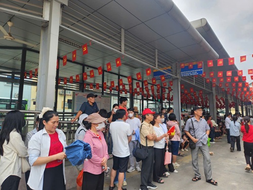 Hanh khach cho xe tai ben xe Kim Ma. Anh: Minh Hanh 
