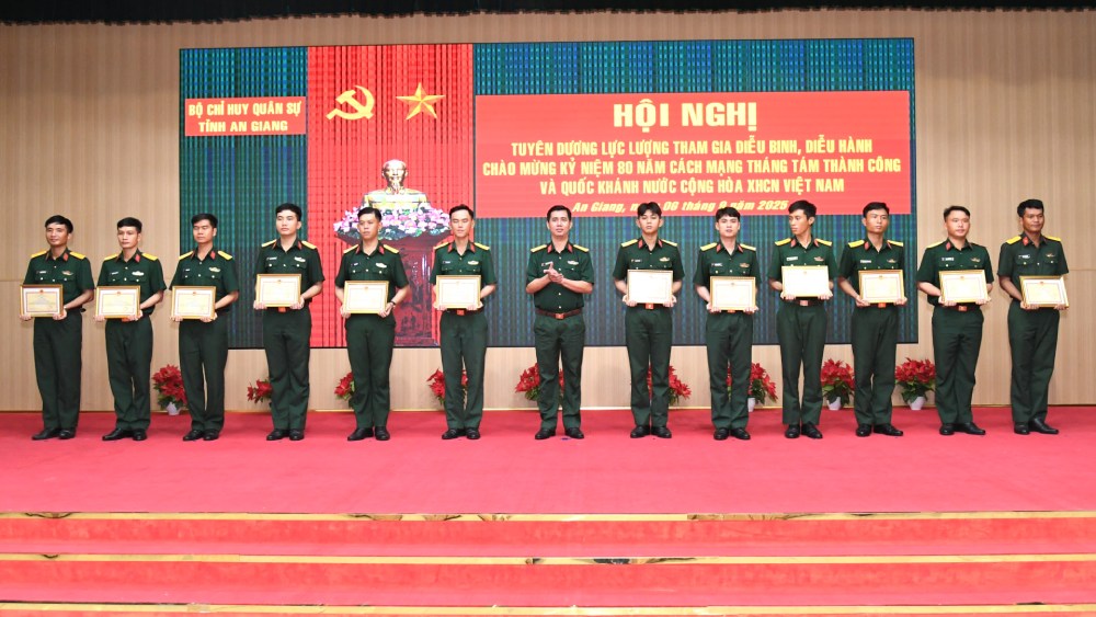 Dai ta Huynh Van Khoi, Chinh uy Bo CHQS tinh trao tang giay khen cho cac dong chi thuc hien nhiem vu A80. Anh: Phuong Vu