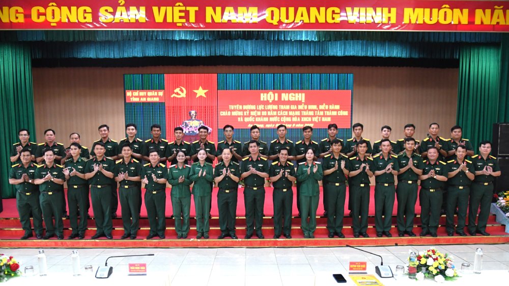 Thu truong Bo CHQS tinh, Thu truong cac phong va Ban Chi huy phong thu khu vuc chup anh voi can bo, chien si thuc hien nhiem vu A80. Anh: Phuong Vu