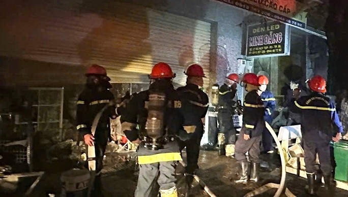 Firefighting and rescue forces in Bac Lieu area, Ca Mau province were present in time to control the fire. Photo: Nhat Ho
