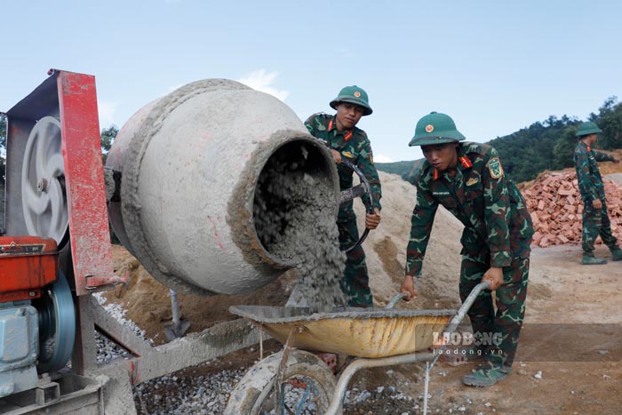 Dien Bien省軍事司令部の幹部、兵士がXa Dung村のHang Pu Xi村の住民に新しい家を建てるのを手伝っています。写真:Quang Dat