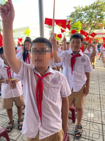 Un ouvrier assiste a la ceremonie d'ouverture du matin du 5 septembre. Photo : Fournie par le personnage