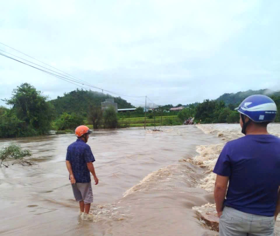 De fortes pluies ont provoque une inondation souterraine dans le ruisseau Dak Hiao dans la commune d'Ia Pa inondant profondement et isolant 341 menages. Photo : Thanh Tuan