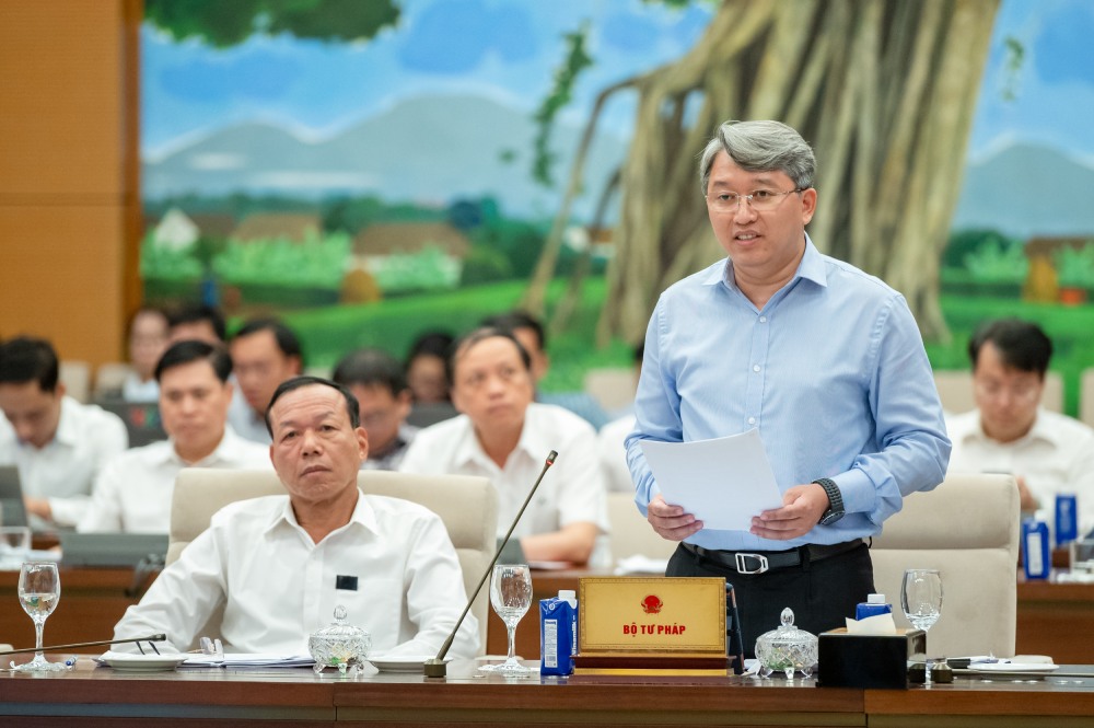 법무부 장관은 Truong My Lan 여사와 관련된 Van Thinh Phat 사건과 Trinh Van Quyet 씨와 관련된 FLC 사건과 같이 전례 없는 대형 사건에 대해 이야기합니다. 사진: Pham Dong