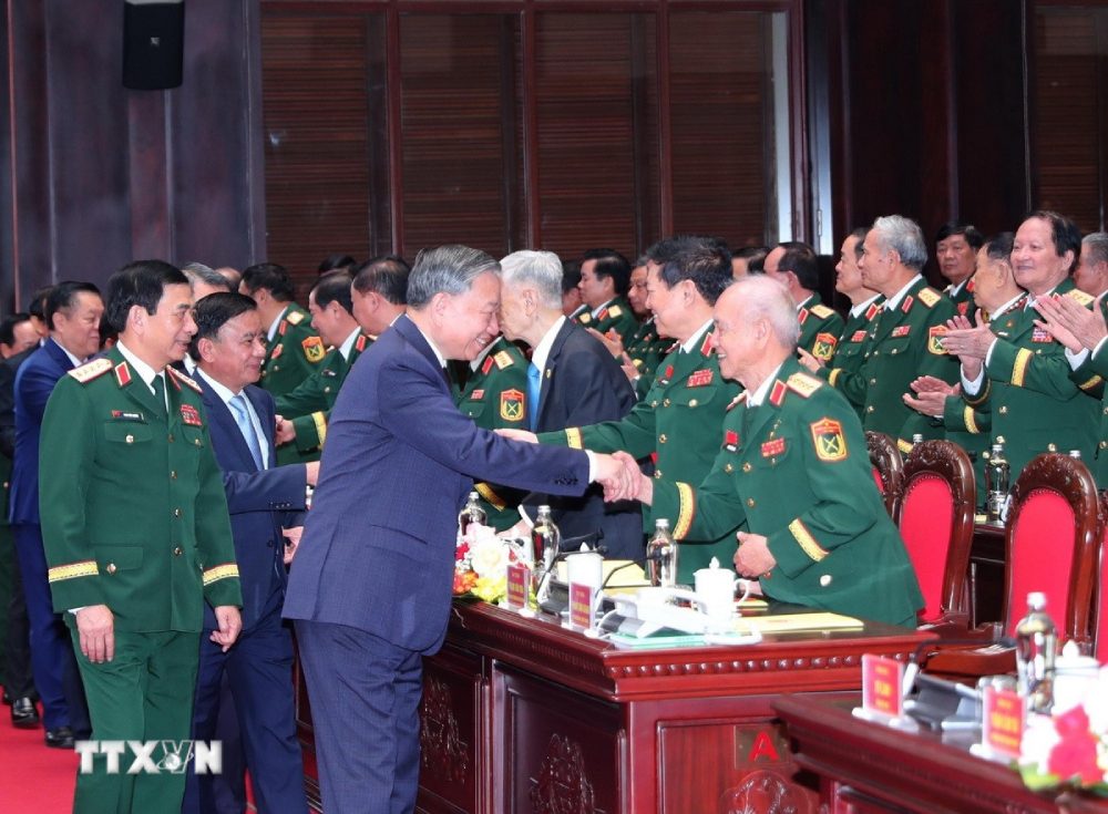 Tong Bi thu To Lam - Bi thu Quan uy Trung uong va cac dai bieu du buoi le. Anh: TTXVN